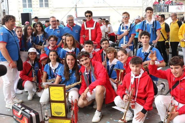 Photo de groupe de la banda Mescla Kids, Championne de France Juniors 2023